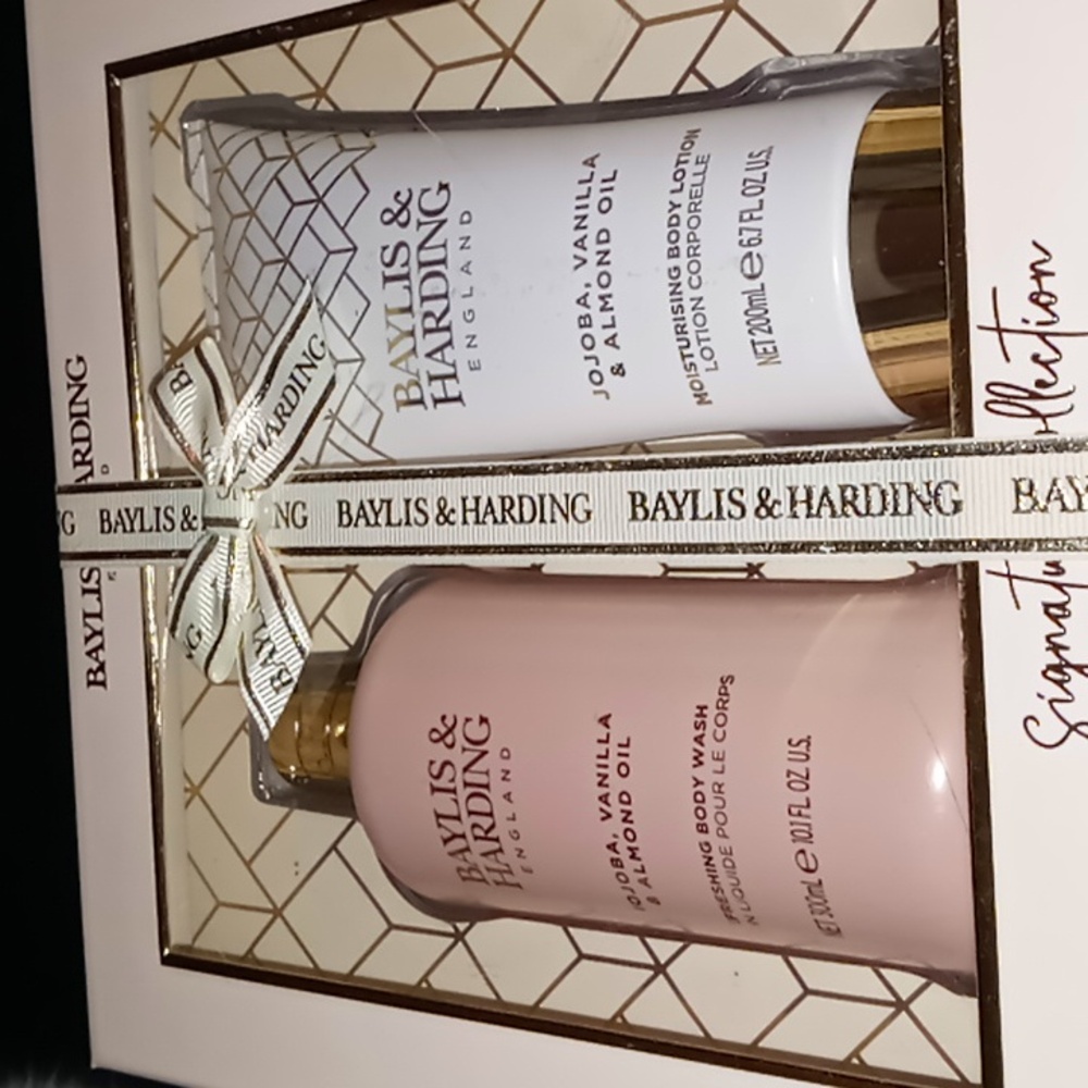 BODY LOTION/WASH GIFT SET LARGE SIZE VANILLA AND ALMOND OIL SIGNATURE COLLECTION